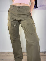 low-waisted perfect fit cargo pants withb pocket and patch details