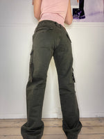 low-waisted cargo pants with pocket details and loose fit