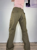 low-waisted perfect fit cargo pants withb pocket and patch details