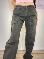 low-waisted cargo pants with pocket details and loose fit