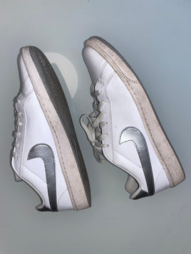 nike court majestic sneakers