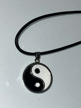 ying yang must-have necklace